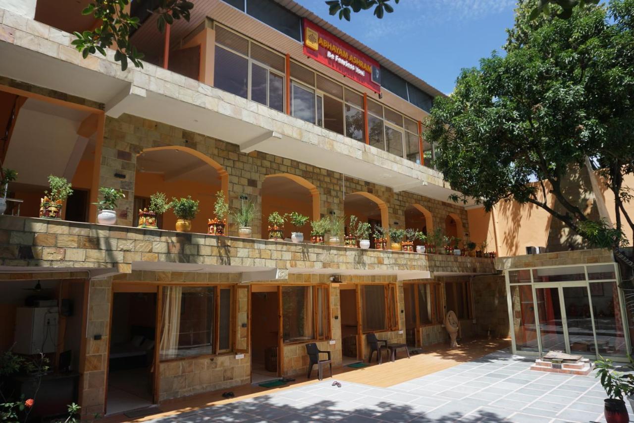 Hôtel Abhayam Ashram à Rishīkesh Extérieur photo