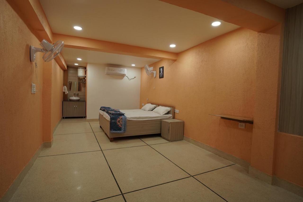 Hôtel Abhayam Ashram à Rishīkesh Extérieur photo